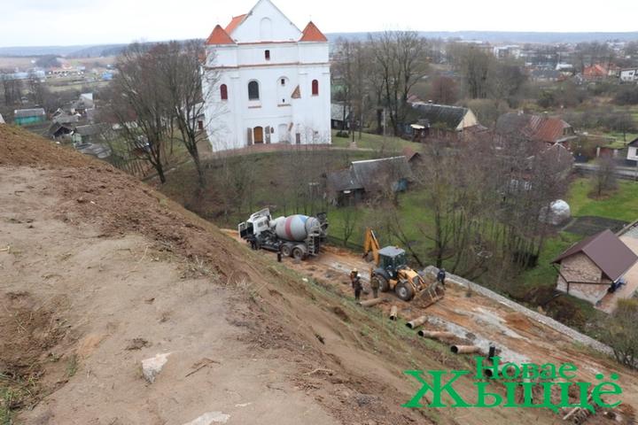 Замкавую гару ў Навагрудку ратуюць ад апоўзня. Што адбываецца з рэканструкцыяй замка