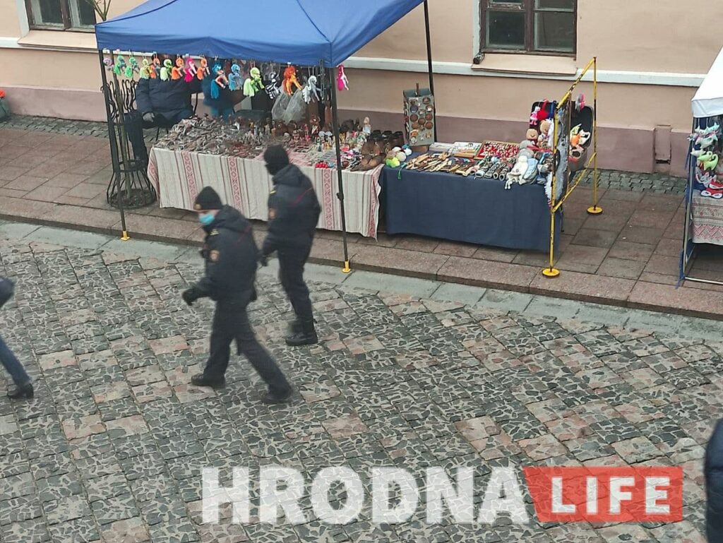 Гродно 20 декабря: прохожие в красно-белом и точечные задержания