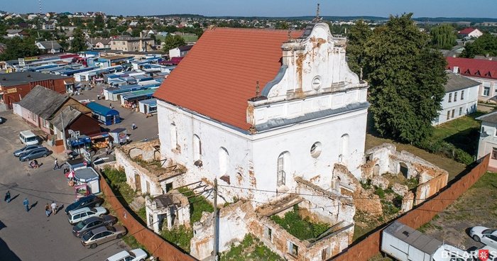 "Каб купіць, прадала кватэру ў Мінску". Новая ўласніца слонімскай сінагогі хоча стварыць фонд для яе аднаўлення