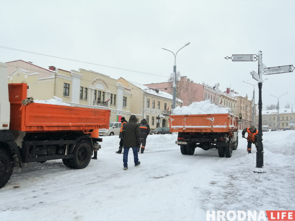 «Нерэальна прыбраць снег на працягу дня-двух, калі ён суткамі падае». На вуліцы Гродна высыпалі каля 500 тон рэагентаў