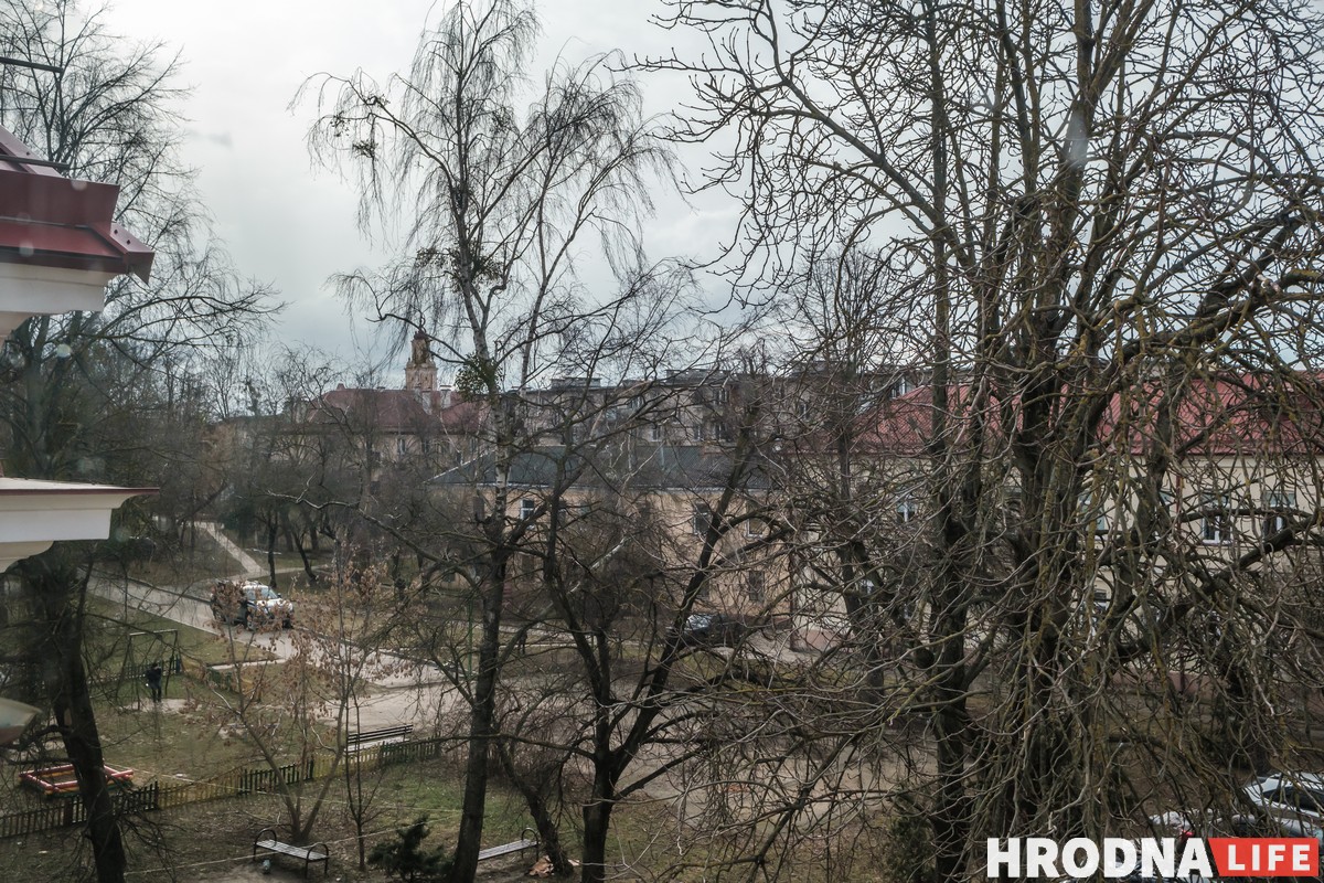 «В каждом окне по открытке». Творческая семья, - о своей квартире на чердаке