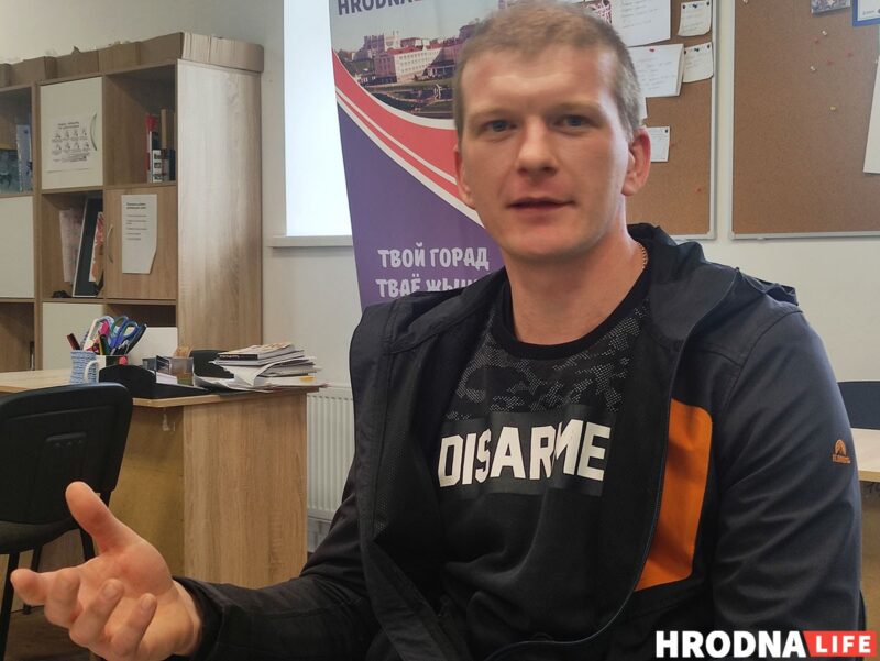 Звольнены падчас пратэстаў супрацоўнік "Гроднажылбуд" паўгода судзіцца з прадпрыемствам. Даведаліся, навошта яму гэта трэба