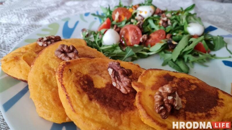 Готовь быстро, ешь медленно. Панкейки из тыквы и ягодный смузи для воскресного завтрака