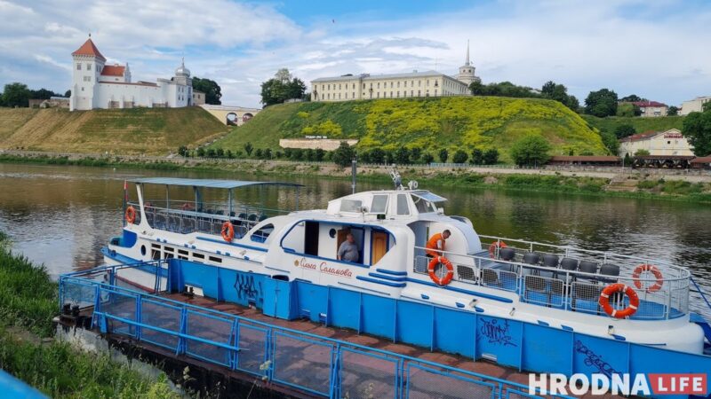Покататься на теплоходе и взглянуть на город под новым ракурсом: в Гродно проводят еженедельные экскурсии 