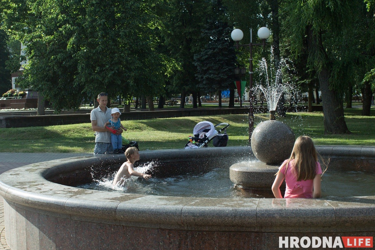 Фонтаны, Нёман и Городничанка. От жары гродненцы прячутся в воду