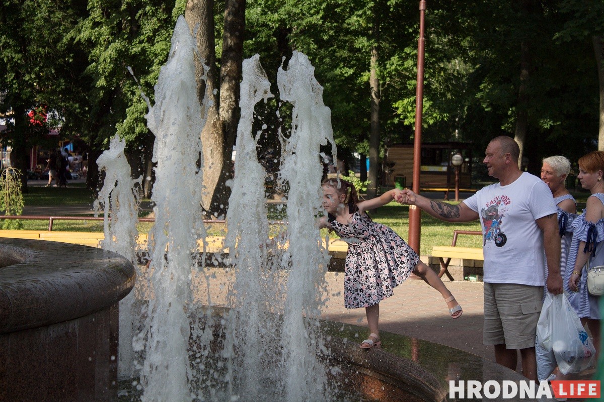 Фонтаны, Нёман и Городничанка. От жары гродненцы прячутся в воду