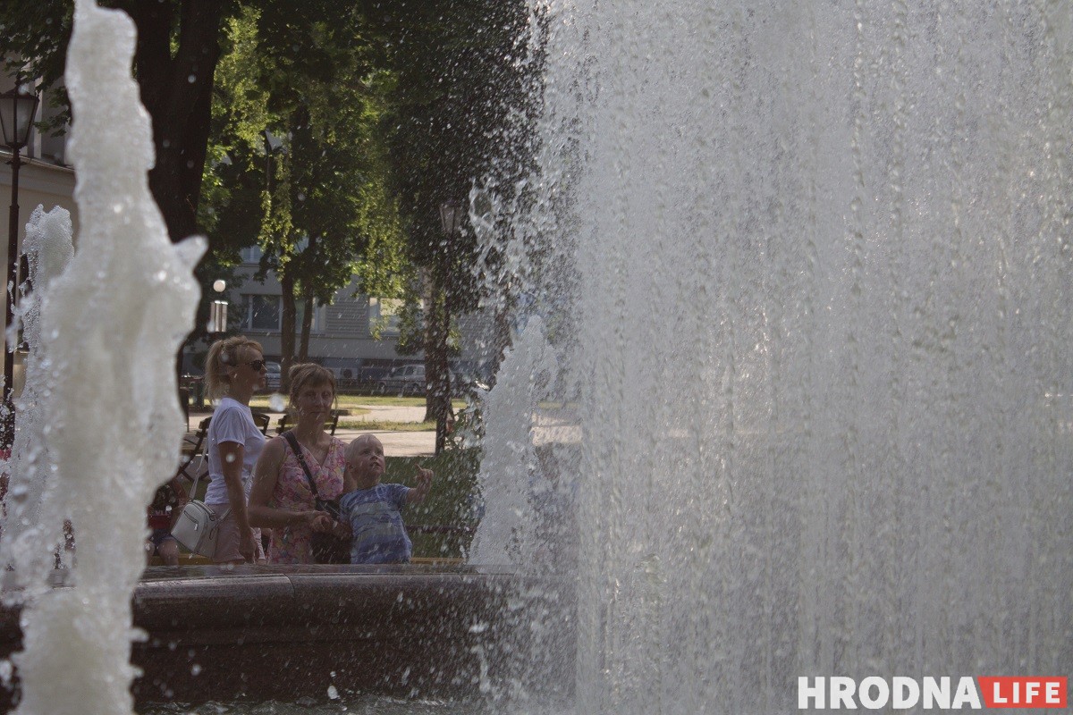Фонтаны, Нёман и Городничанка. От жары гродненцы прячутся в воду