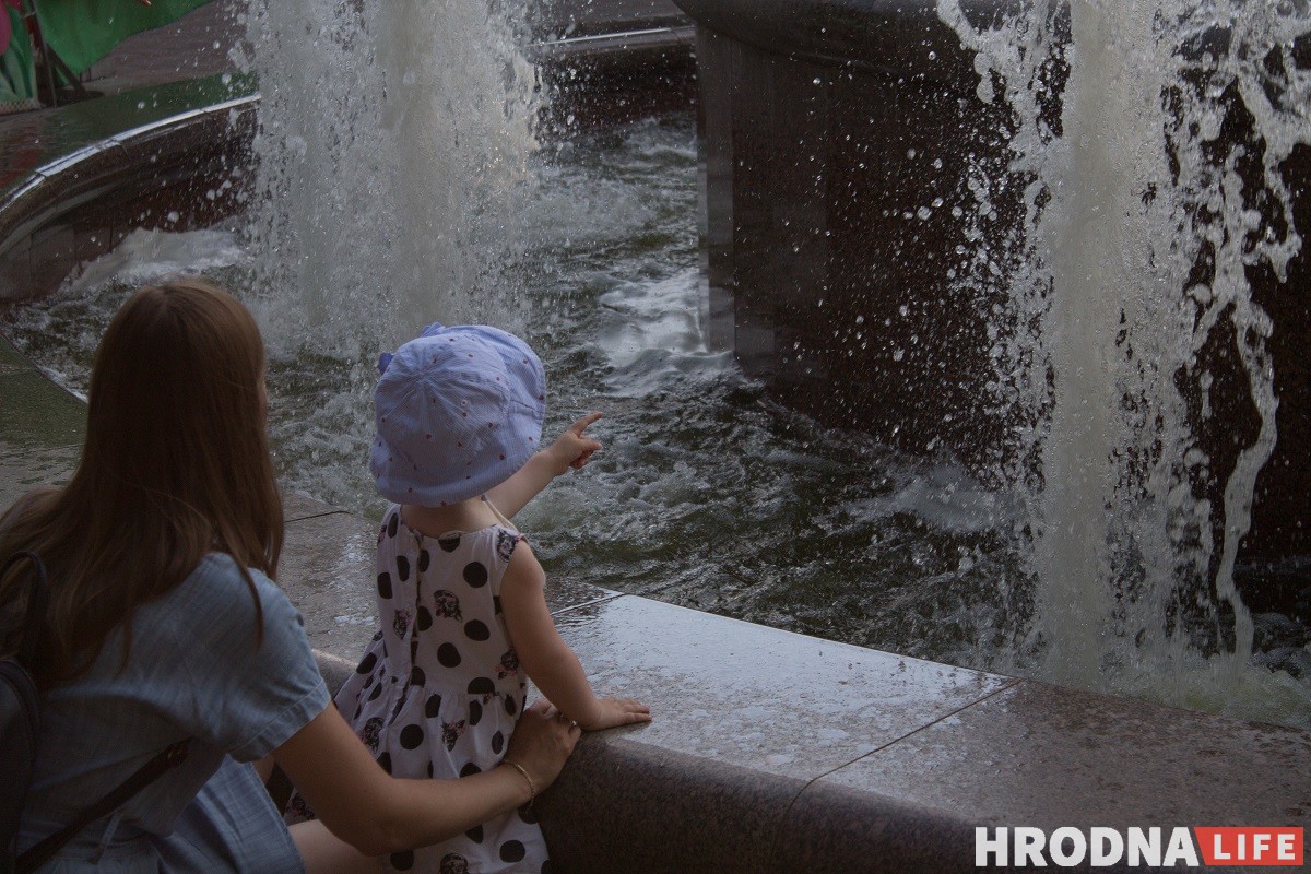 Фонтаны, Нёман и Городничанка. От жары гродненцы прячутся в воду