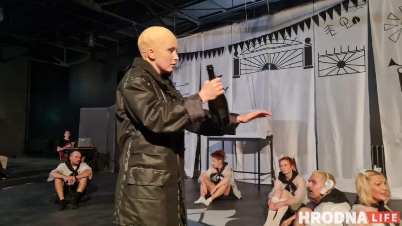 "Сістэма вучыць не чуць, а прыгнятаць". Звольненыя акцёры з Гродна паказалі ў Вільні «Трэцюю змену»