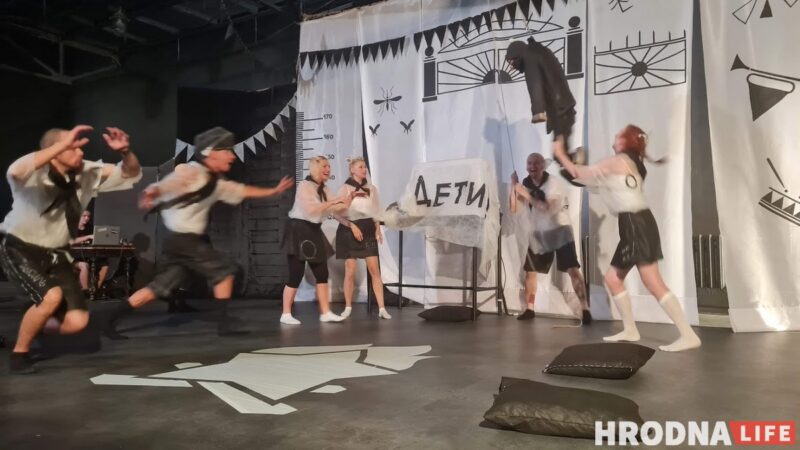 "Сістэма вучыць не чуць, а прыгнятаць". Звольненыя акцёры з Гродна паказалі ў Вільні «Трэцюю змену»