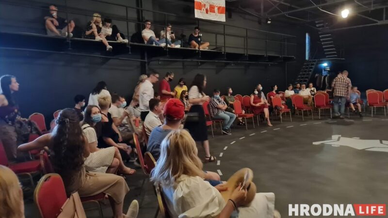"Сістэма вучыць не чуць, а прыгнятаць". Звольненыя акцёры з Гродна паказалі ў Вільні «Трэцюю змену»