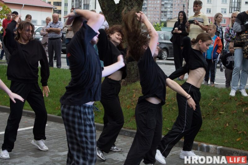 Чырвоная дарожка, моднае адзенне, палымяныя танцы. На паказе модаў у Гродне расказалі пра трэнды лета