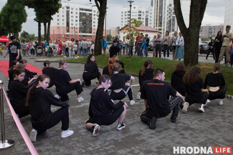Чырвоная дарожка, моднае адзенне, палымяныя танцы. На паказе модаў у Гродне расказалі пра трэнды лета