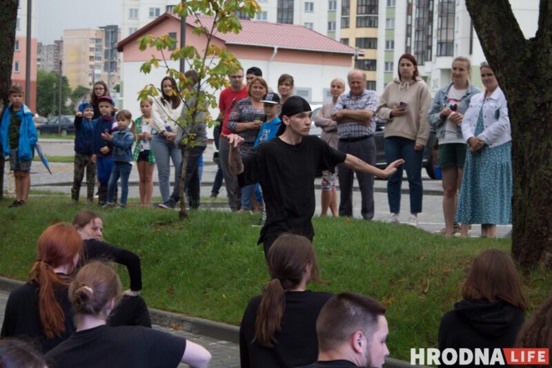 Чырвоная дарожка, моднае адзенне, палымяныя танцы. На паказе модаў у Гродне расказалі пра трэнды лета