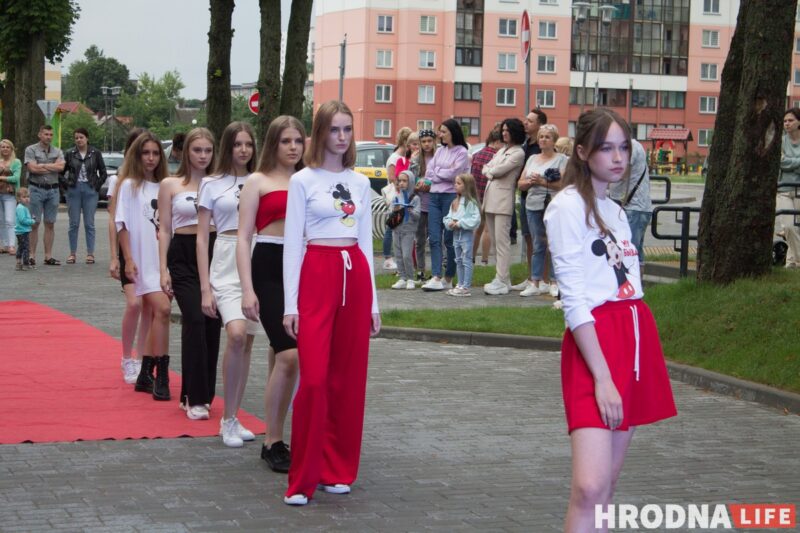 Чырвоная дарожка, моднае адзенне, палымяныя танцы. На паказе модаў у Гродне расказалі пра трэнды лета