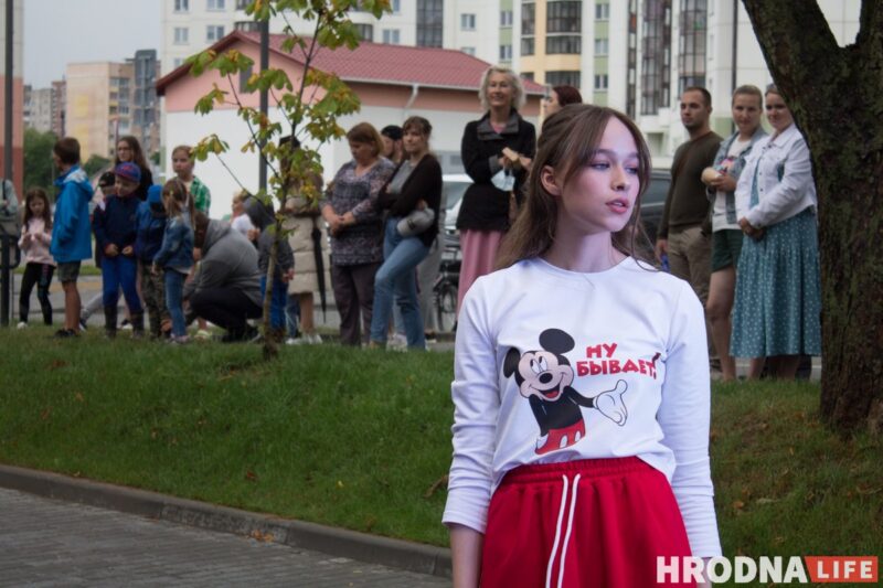 Чырвоная дарожка, моднае адзенне, палымяныя танцы. На паказе модаў у Гродне расказалі пра трэнды лета