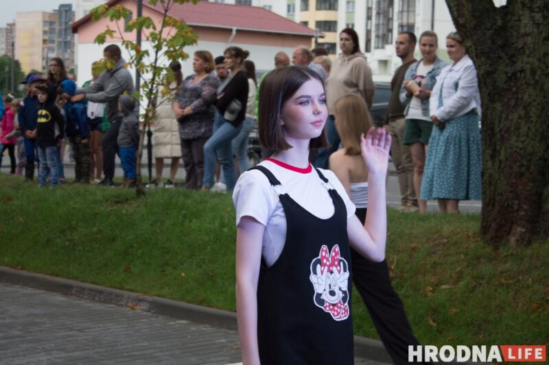 Чырвоная дарожка, моднае адзенне, палымяныя танцы. На паказе модаў у Гродне расказалі пра трэнды лета
