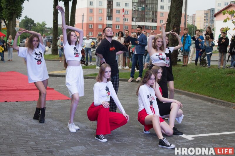 Чырвоная дарожка, моднае адзенне, палымяныя танцы. На паказе модаў у Гродне расказалі пра трэнды лета
