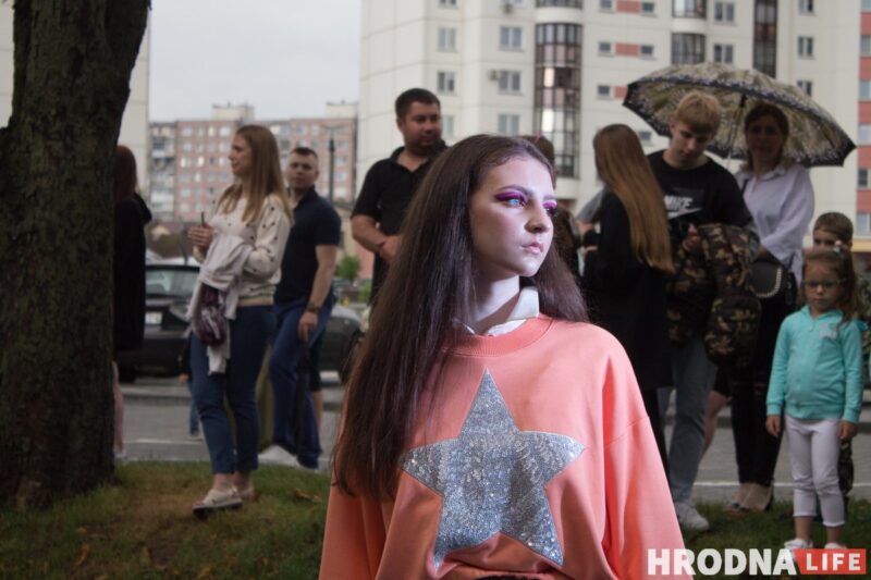 Чырвоная дарожка, моднае адзенне, палымяныя танцы. На паказе модаў у Гродне расказалі пра трэнды лета