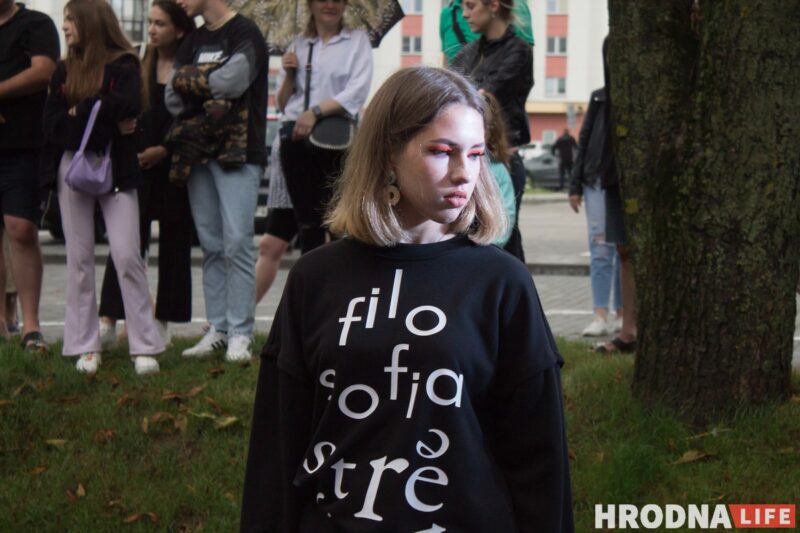 Чырвоная дарожка, моднае адзенне, палымяныя танцы. На паказе модаў у Гродне расказалі пра трэнды лета