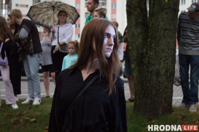 Чырвоная дарожка, моднае адзенне, палымяныя танцы. На паказе модаў у Гродне расказалі пра трэнды лета