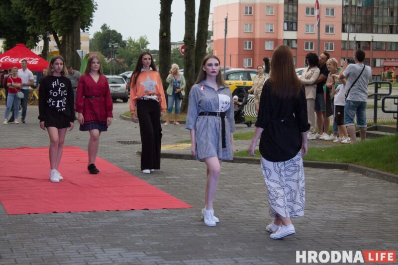 Чырвоная дарожка, моднае адзенне, палымяныя танцы. На паказе модаў у Гродне расказалі пра трэнды лета