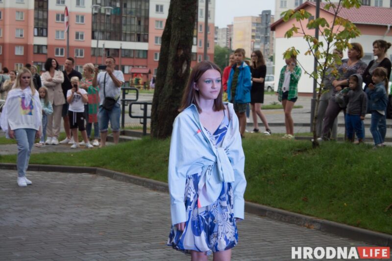 Чырвоная дарожка, моднае адзенне, палымяныя танцы. На паказе модаў у Гродне расказалі пра трэнды лета