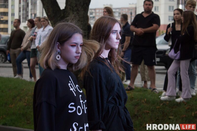 Чырвоная дарожка, моднае адзенне, палымяныя танцы. На паказе модаў у Гродне расказалі пра трэнды лета