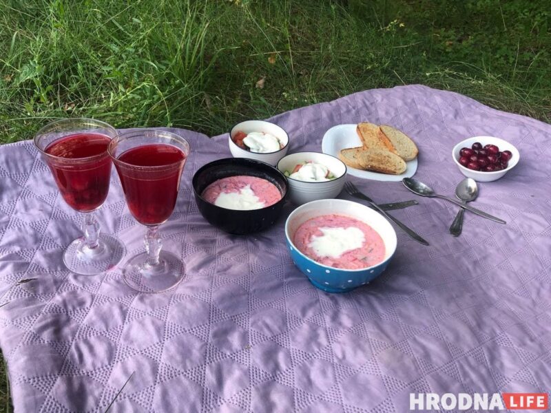 Летний пикник: холодник с колбасой, гренки и вишнёвый компот. Собираемся на природу за полчаса