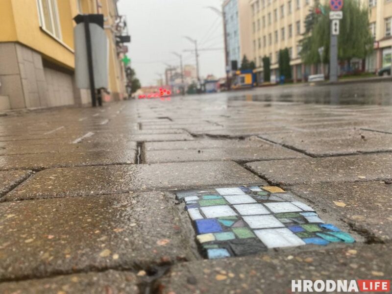 "Хирург тротуаров" или "свой Бэнкси"? Неизвестный мастер в Гродно создаёт стрит-арт под ногами