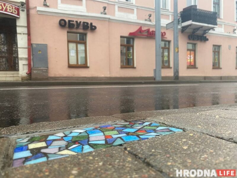 "Хирург тротуаров" или "свой Бэнкси"? Неизвестный мастер в Гродно создаёт стрит-арт под ногами