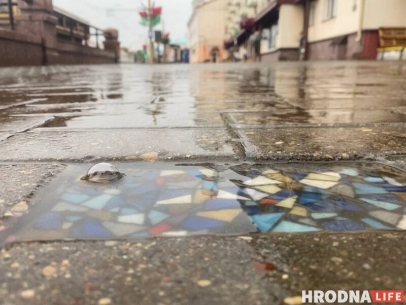 "Хирург тротуаров" или "свой Бэнкси"? Неизвестный мастер в Гродно создаёт стрит-арт под ногами