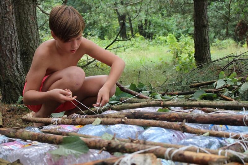 «Развивашки отдыхают». Увели детей в лес, забрали мобильники и дали волю. Как гродненские инструкторы воспитывают покорителей вершин