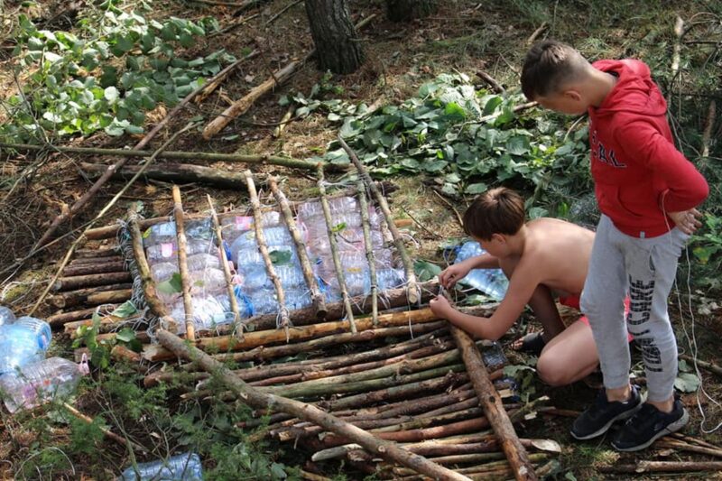 «Развивашки отдыхают». Увели детей в лес, забрали мобильники и дали волю. Как гродненские инструкторы воспитывают покорителей вершин
