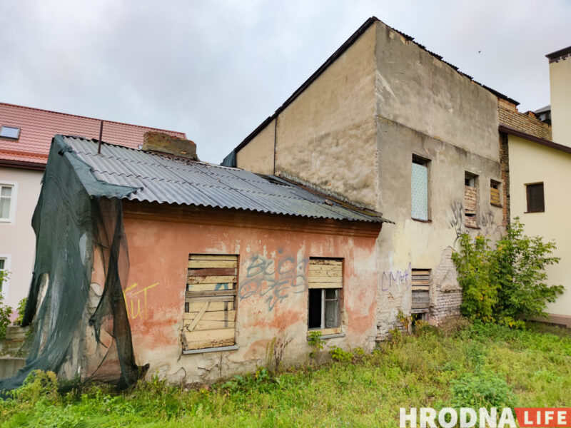Часть снесут, появится четвертый этаж, но сохранят роспись. В Гродно на Большой Троицкой отреставрируют здание