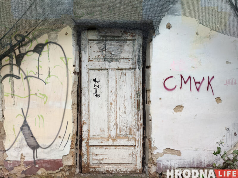 Часть снесут, появится четвертый этаж, но сохранят роспись. В Гродно на Большой Троицкой отреставрируют здание