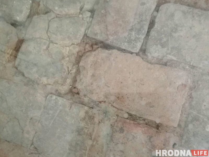 "Посмотрите под ноги". 7 мест в Старом замке, где можно увидеть историю