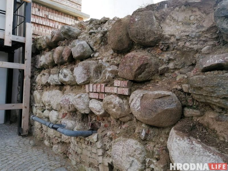 "Посмотрите под ноги". 7 мест в Старом замке, где можно увидеть историю