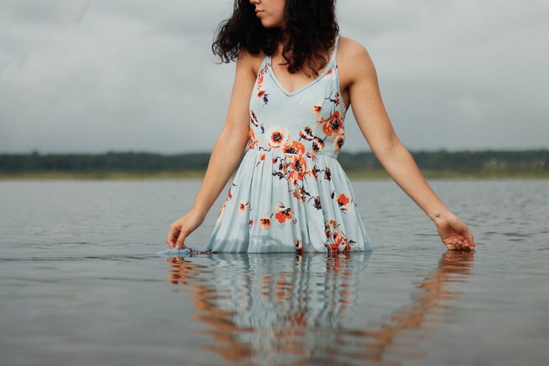 платье сукенка лето женская одежда Фото: Jessie Kenaston, unsplash.com