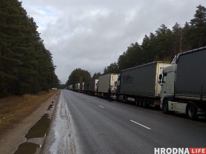 Белорусские фуры спешат выехать из Евросоюза. На границе многокилометровая очередь