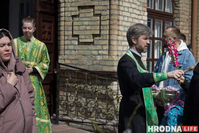 З беларускімі "коцікамі" замест пальмавых галінак. Праваслаўныя ў Гродне адзначылі Вербную нядзелю
