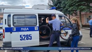 Осторожно, "велосипедисты"! В Лиде милиционеры в штатском патрулируют улицы на велосипедах