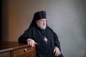 Несправядлівыя абвінавачванні, “Пагоня” на яйках і малітва за Украіну. Епіскап Арцемій даў першае інтэр’вю на пенсіі