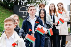 "С учетом смены идеологии". В школах проводят "обыски" и запрещают пользоваться старыми учебниками