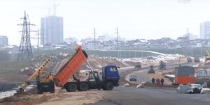 Без верхнего слоя асфальта, но с освещением: дорогу от Озерского шоссе до Заболоти откроют совсем скоро