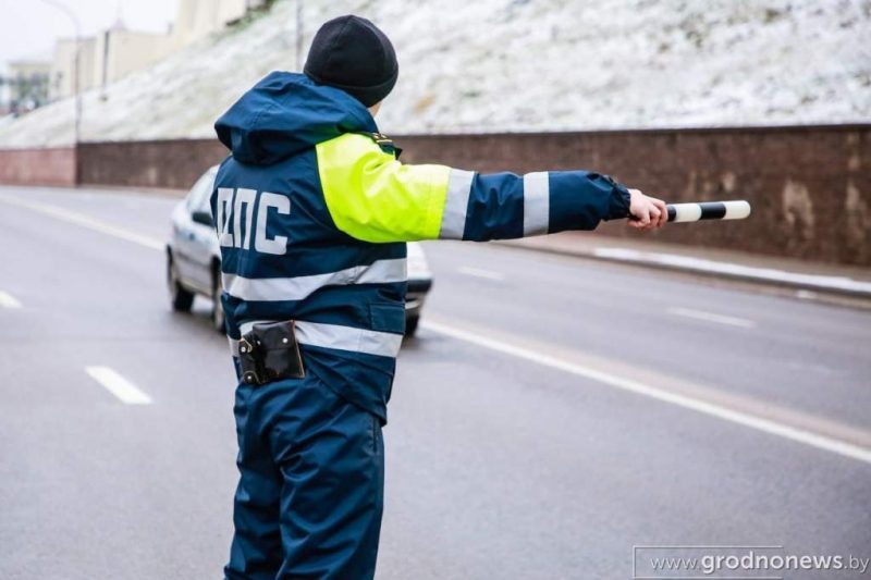Сотрудник ГАИ в Гродно за работой