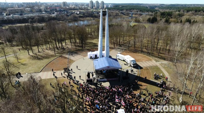 Стела в Коложском парке в 2019 году во время празднования Дня Воли