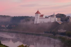 Старый замок в тумане на берегу руки Неман в Гродно