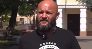 Польский турист Томаш Адамски в майке неофашистского движения Rodacy Kamraci.