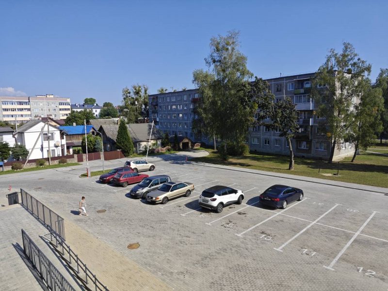Парковка около дома на Советских Пограничников. Фото: s13.ru